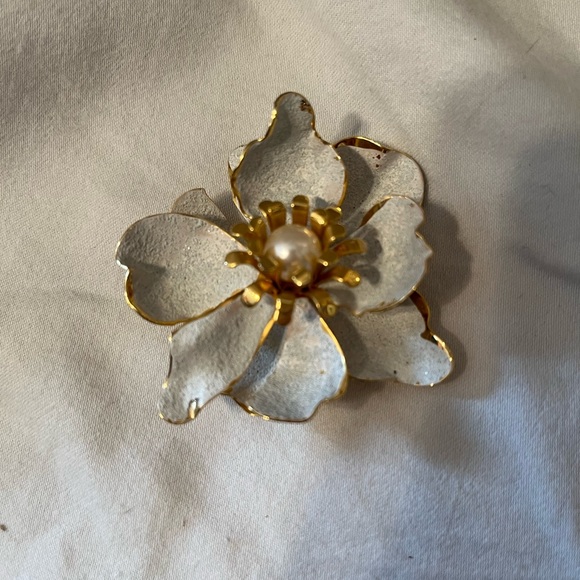 Vintage White and Goldtone pin with Faux Pearl in center. - Picture 3 of 8